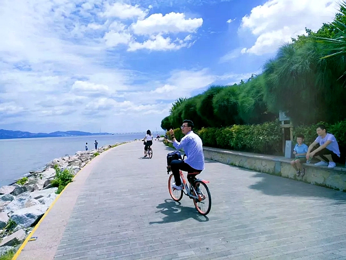 他们骑着自行车 沿着海堤长廊兜一圈 温 馨 提 示 由于深圳湾公园